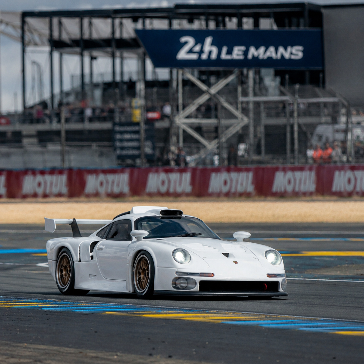 UT Models Porsche 911 GT1 Street 1996 – 1:18