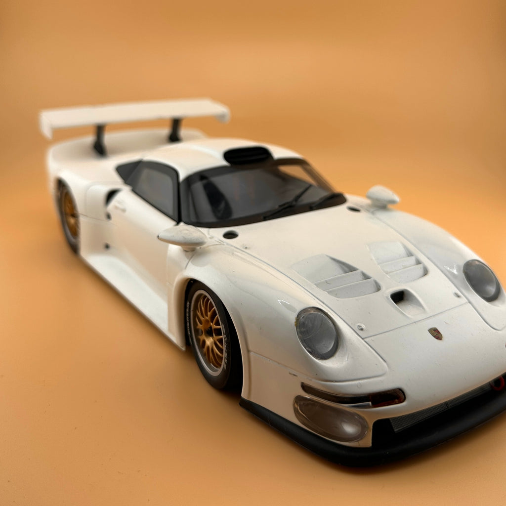 UT Models Porsche 911 GT1 Street 1996 – 1:18