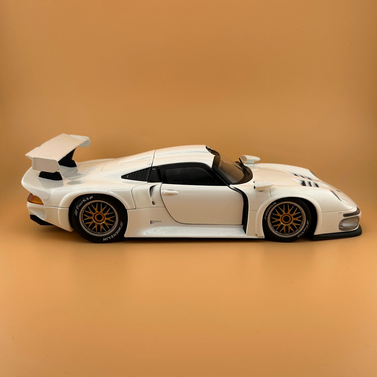 UT Models Porsche 911 GT1 Street 1996 – 1:18