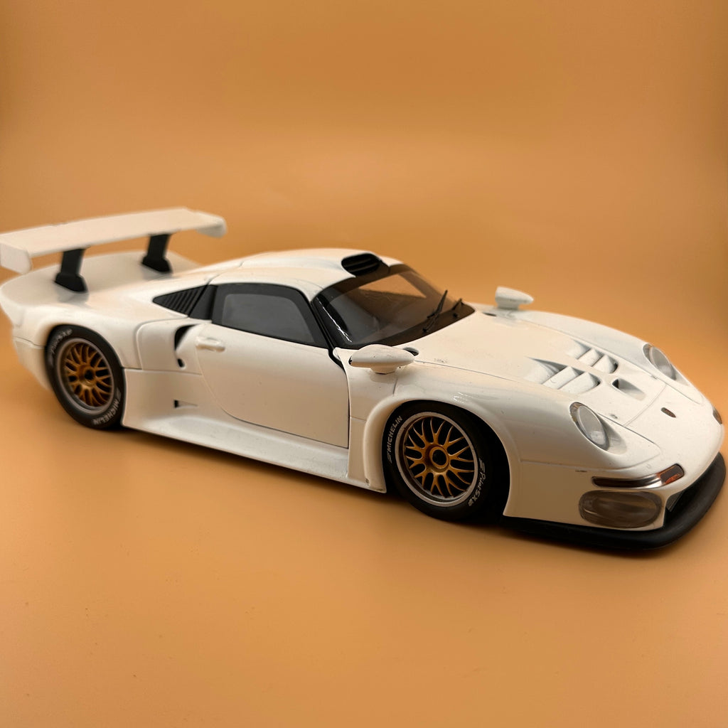 UT Models Porsche 911 GT1 Street 1996 – 1:18