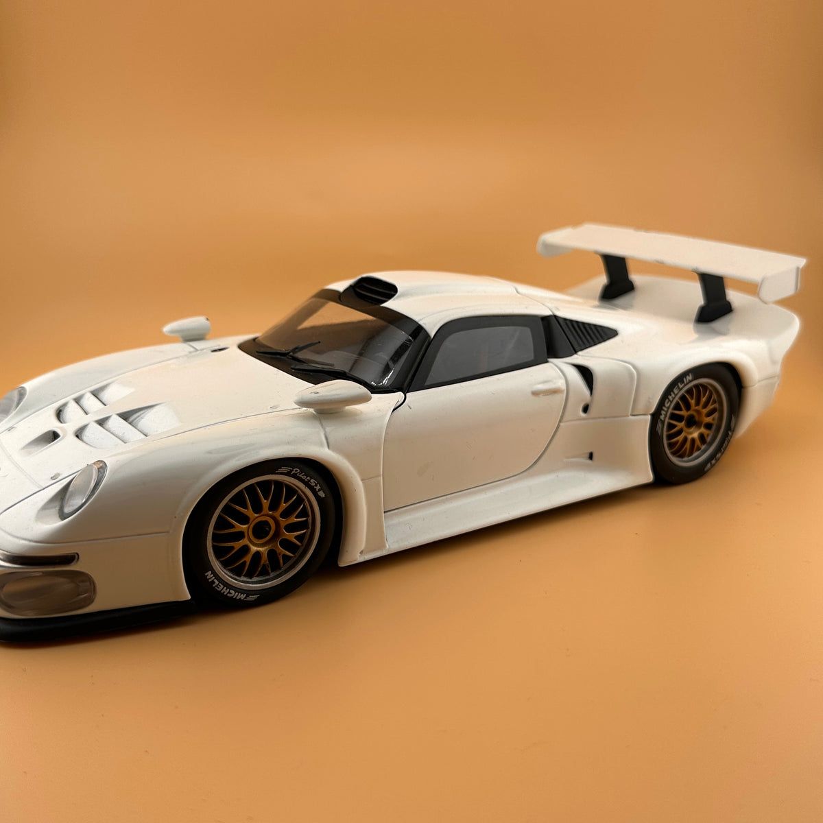 UT Models Porsche 911 GT1 Street 1996 – 1:18