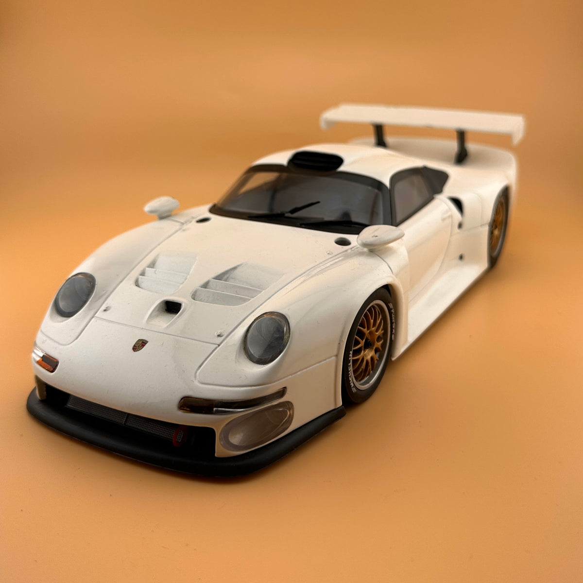 UT Models Porsche 911 GT1 Street 1996 – 1:18