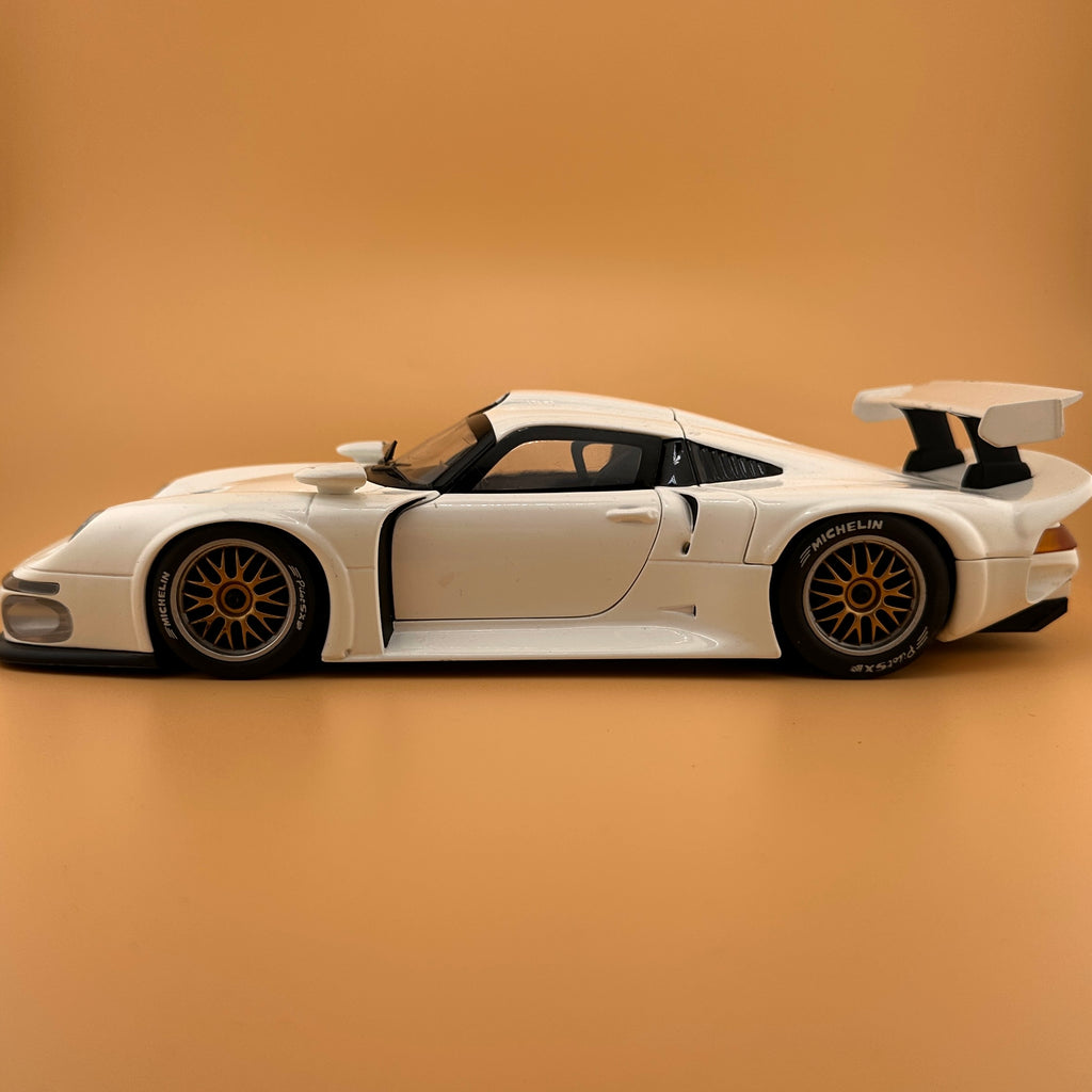 UT Models Porsche 911 GT1 Street 1996 – 1:18
