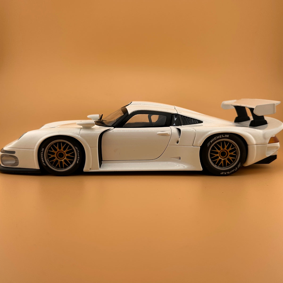 UT Models Porsche 911 GT1 Street 1996 – 1:18