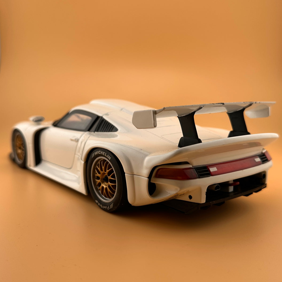UT Models Porsche 911 GT1 Street 1996 – 1:18