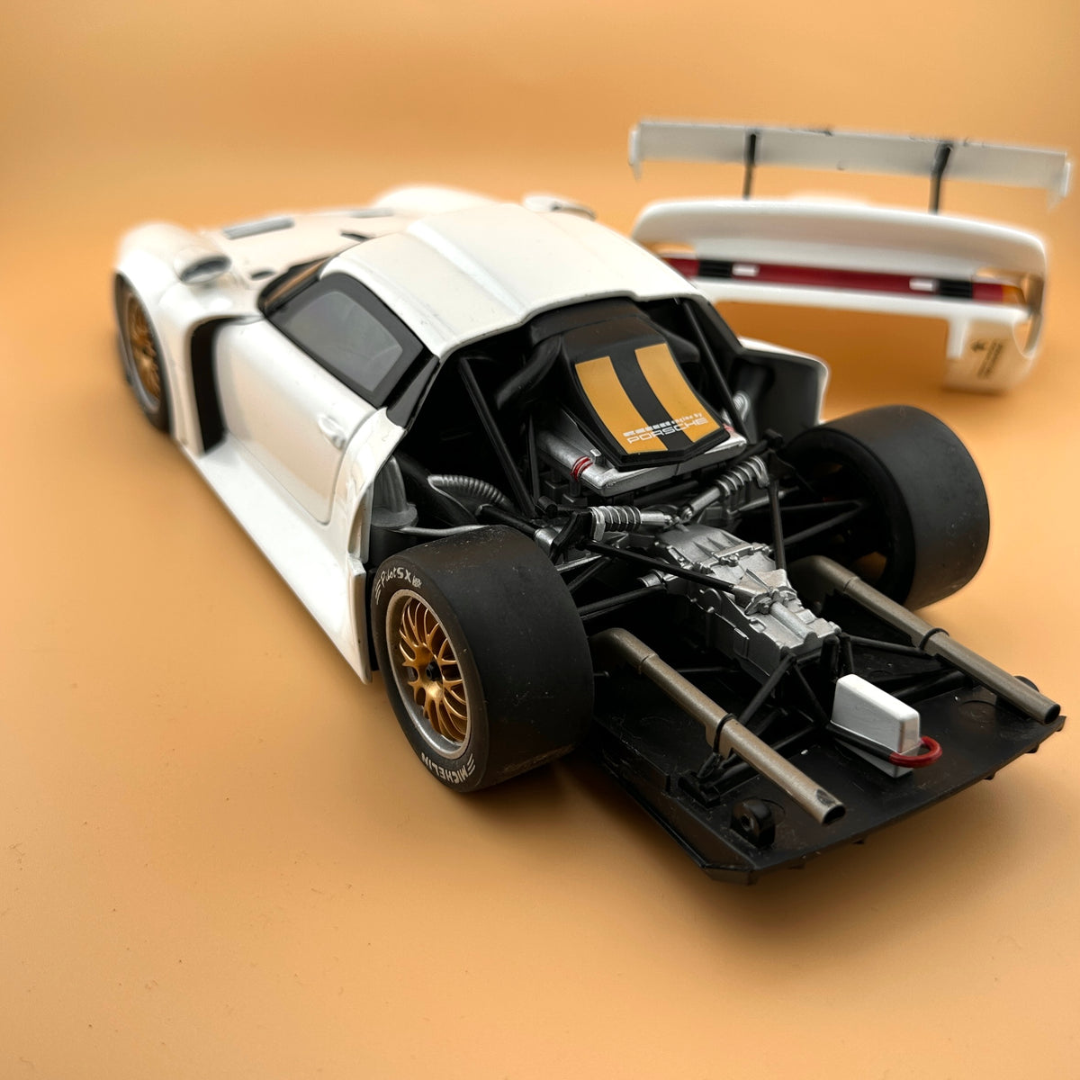 UT Models Porsche 911 GT1 Street 1996 – 1:18
