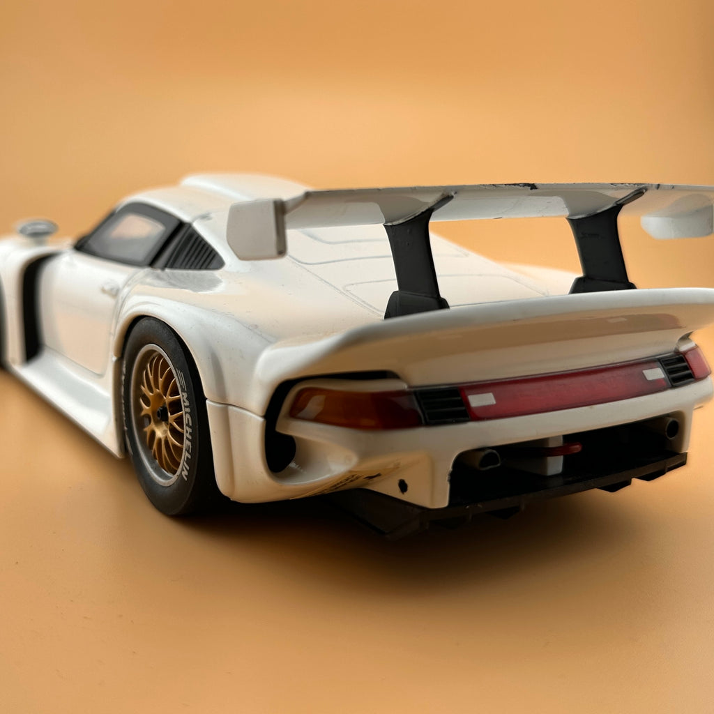 UT Models Porsche 911 GT1 Street 1996 – 1:18