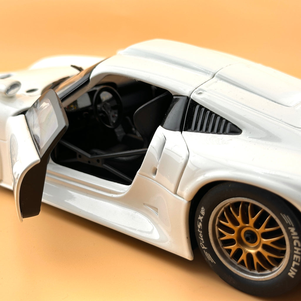 UT Models Porsche 911 GT1 Street 1996 – 1:18