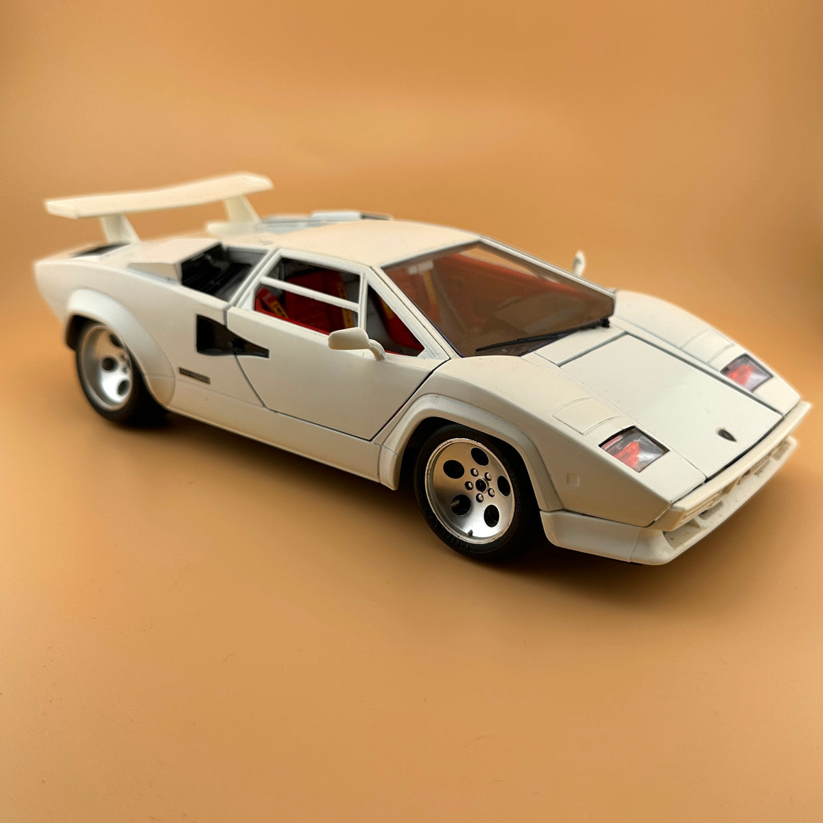 Bburago 1:18 Lamborghini Countach 5000 Quattrovalvole — Made in Italy