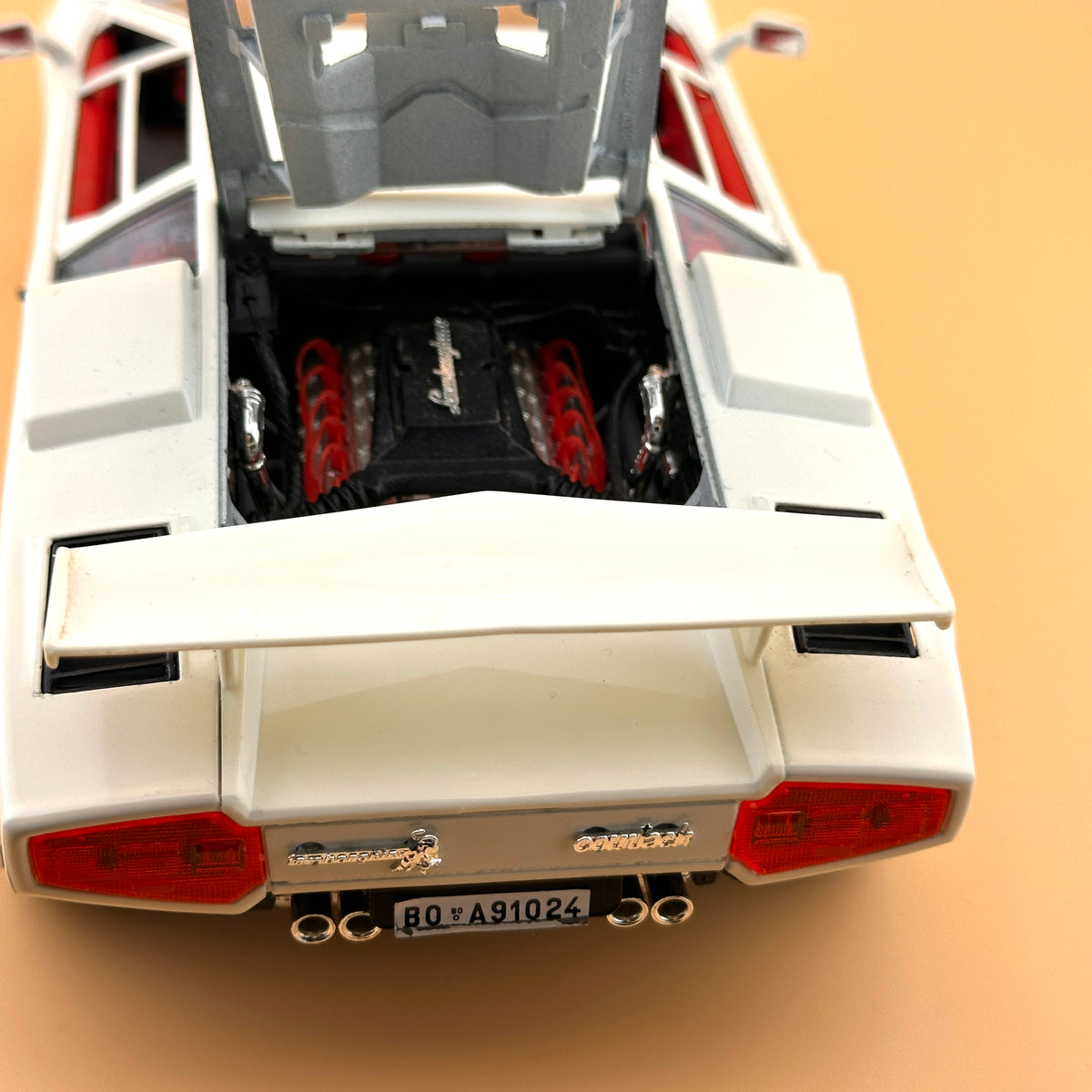 Bburago 1:18 Lamborghini Countach 5000 Quattrovalvole — Made in Italy